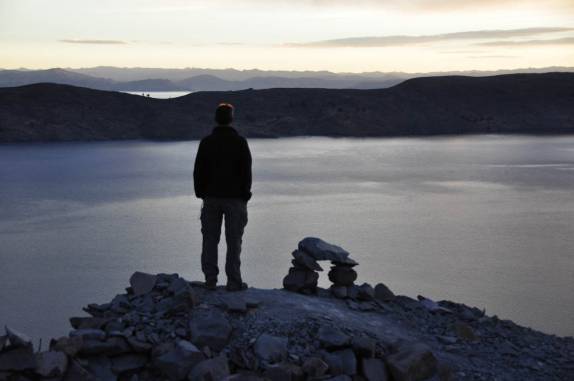 Curtindo o incrível entardecer do alto do santuário Pachatata, na ilha Amantani, no lago Titicaca, no Peru